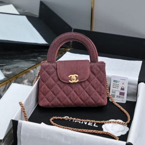 CHANEL 24A Kelly手柄包 棕红牛仔布
时尚是一个轮回大热门中古kelly被Chanel重新设计焕发生机中古Kelly以经典的手柄手提出名在基础加上皮穿链肩带颠覆传统更加随性方便  
尺寸13-19-7
全套包装-高仿包包