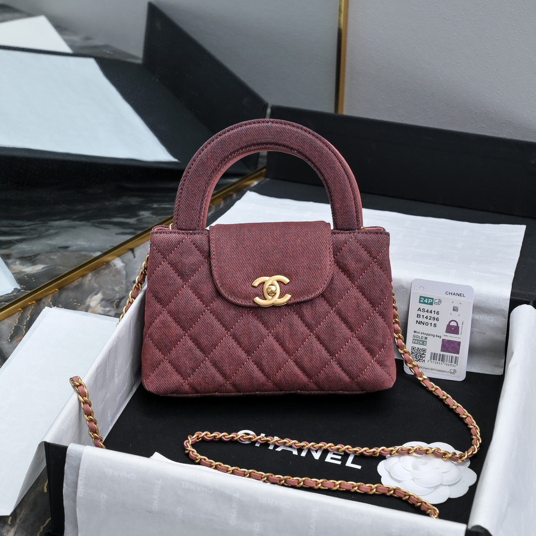 CHANEL 24A Kelly手柄包 棕红牛仔布
时尚是一个轮回大热门中古kelly被Chanel重新设计焕发生机中古Kelly以经典的手柄手提出名在基础加上皮穿链肩带颠覆传统更加随性方便  
尺寸13-19-7
全套包装-高仿包包
