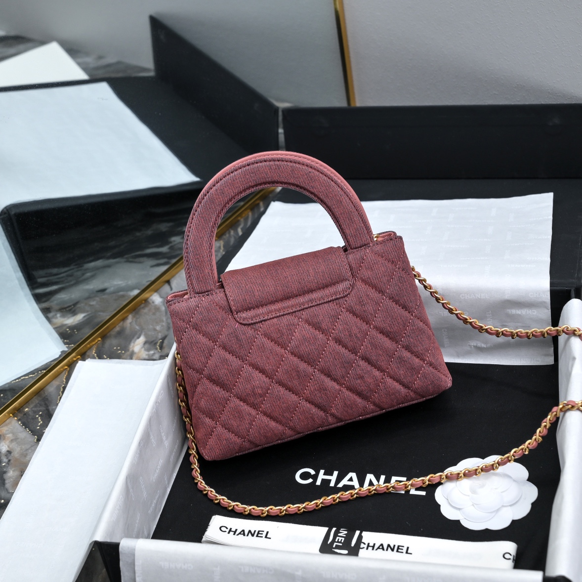 图片[2]-CHANEL 24A Kelly手柄包 棕红牛仔布
时尚是一个轮回大热门中古kelly被Chanel重新设计焕发生机中古Kelly以经典的手柄手提出名在基础加上皮穿链肩带颠覆传统更加随性方便  
尺寸13-19-7
全套包装-高仿包包