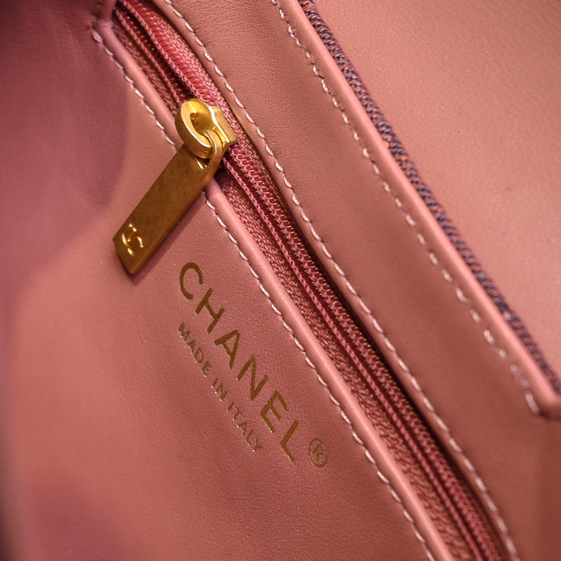 图片[9]-CHANEL 24A Kelly手柄包 棕红牛仔布
时尚是一个轮回大热门中古kelly被Chanel重新设计焕发生机中古Kelly以经典的手柄手提出名在基础加上皮穿链肩带颠覆传统更加随性方便  
尺寸13-19-7
全套包装-高仿包包