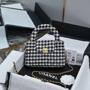 CHANEL 24A Kelly手柄包 千格鸟毛呢
时尚是一个轮回大热门中古kelly被Chanel重新设计焕发生机中古Kelly以经典的手柄手提出名在基础加上皮穿链肩带颠覆传统更加随性方便  
尺寸13-19-7
全套包装-高仿包包
