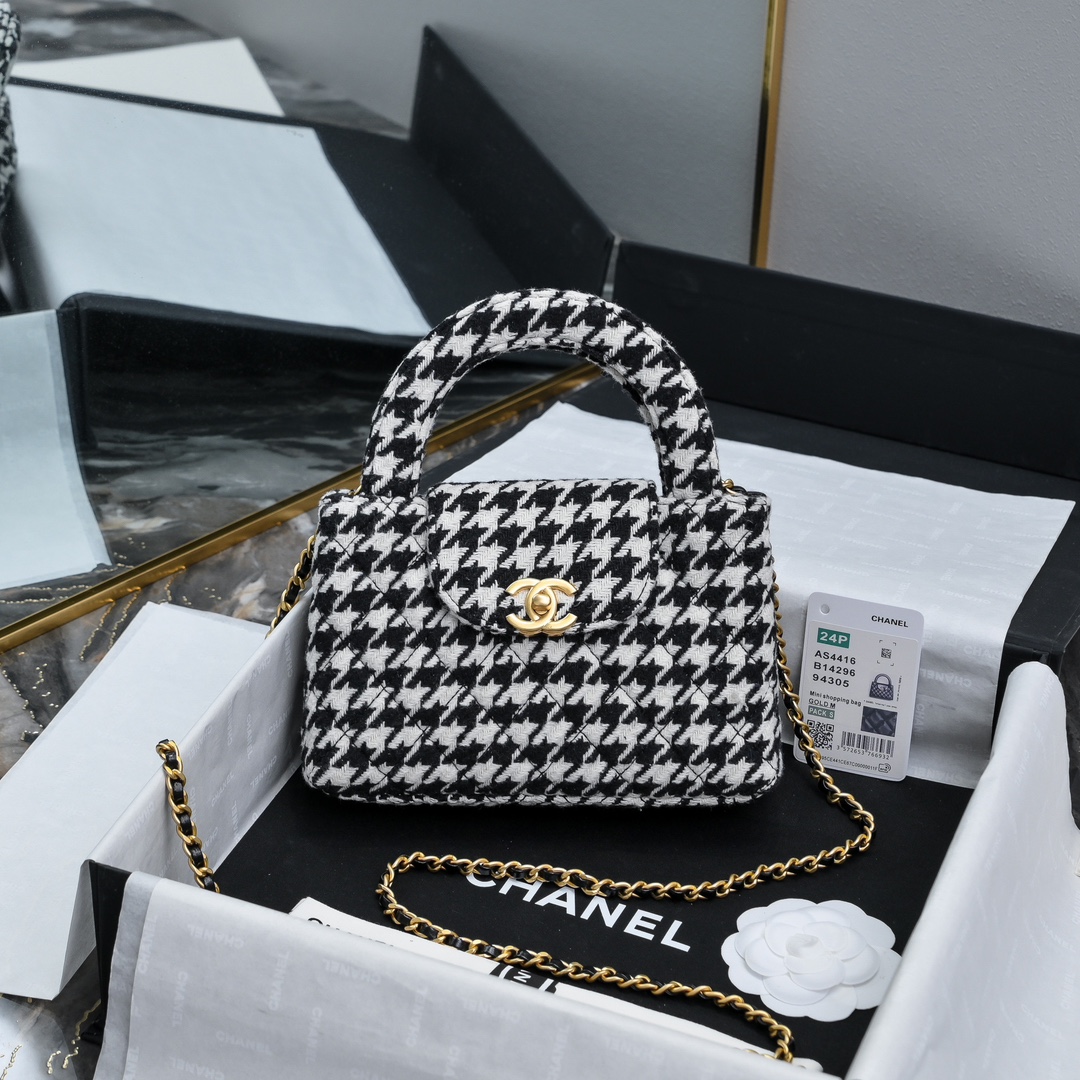CHANEL 24A Kelly handle bag Thousands of birds tweed fashion is a reincarnation of the big hit medieval kelly was redesigned by Chanel revitalization medieval Kelly to the classic handle hand raised in the name of the base plus leather through the chain shoulder strap subversion of the traditional more casual and convenient Size 13-19-7 full set of packaging - high quality replica handbags