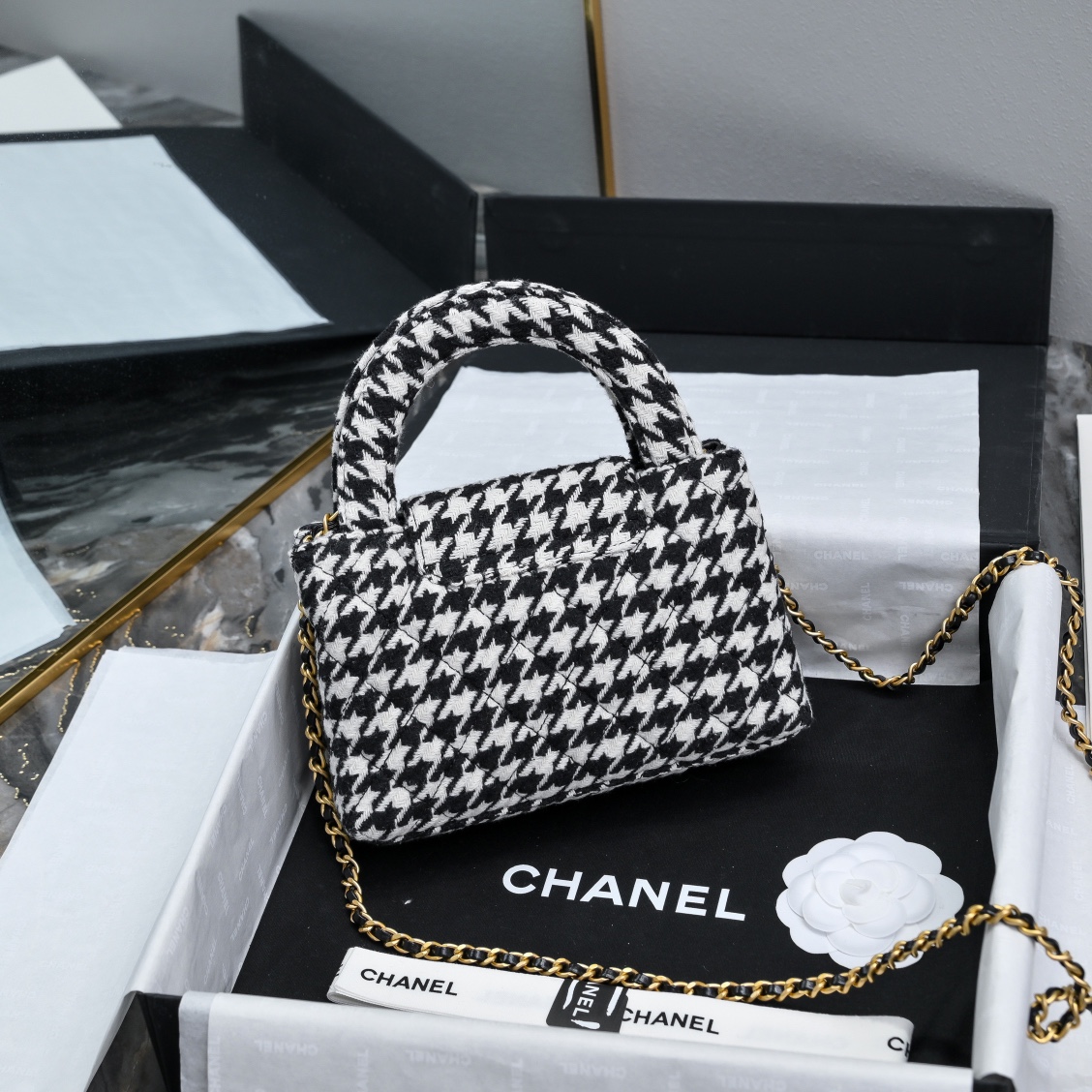 CHANEL 24A Kelly handle bag Thousands of birds tweed fashion is a reincarnation of the big hit vintage kelly was redesigned by Chanel revitalization vintage Kelly to the classic handle hand raised in the name of the base plus leather through the chain shoulder strap subversion of the traditional more casual and convenient Size 13-19-7 full set of packaging - high imitation factory