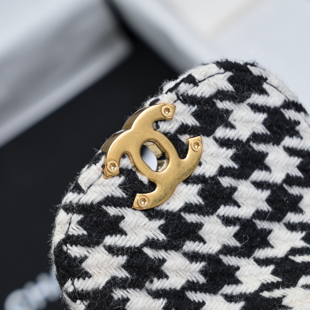 CHANEL 24A Kelly handle bag Thousands of birds tweed fashion is a reincarnation of the big hit vintage kelly was redesigned by Chanel revitalization vintage Kelly to the classic handle hand raised in the name of the base plus leather through the chain shoulder strap subversion of the traditional more casual and convenient Size 13-19-7 full set of packaging - high imitation factory
