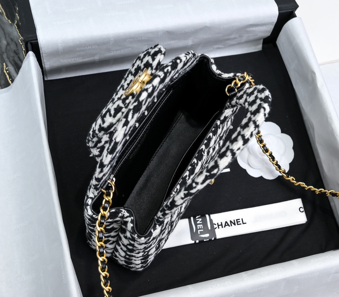CHANEL 24A Kelly handle bag Thousands of birds tweed fashion is a reincarnation of the big hit vintage kelly was redesigned by Chanel revitalization vintage Kelly to the classic handle hand raised in the name of the base plus leather through the chain shoulder strap subversion of the traditional more casual and convenient Size 13-19-7 full set of packaging - high imitation factory