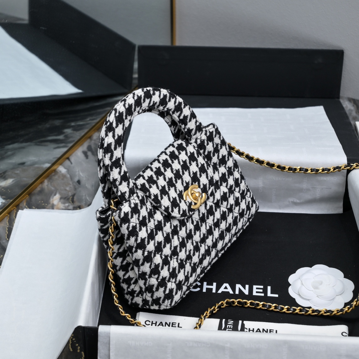 CHANEL 24A Kelly handle bag Thousands of birds tweed fashion is a reincarnation of the big hit vintage kelly was redesigned by Chanel revitalization vintage Kelly to the classic handle hand raised in the name of the base plus leather through the chain shoulder strap subversion of the traditional more casual and convenient Size 13-19-7 full set of packaging - high imitation factory