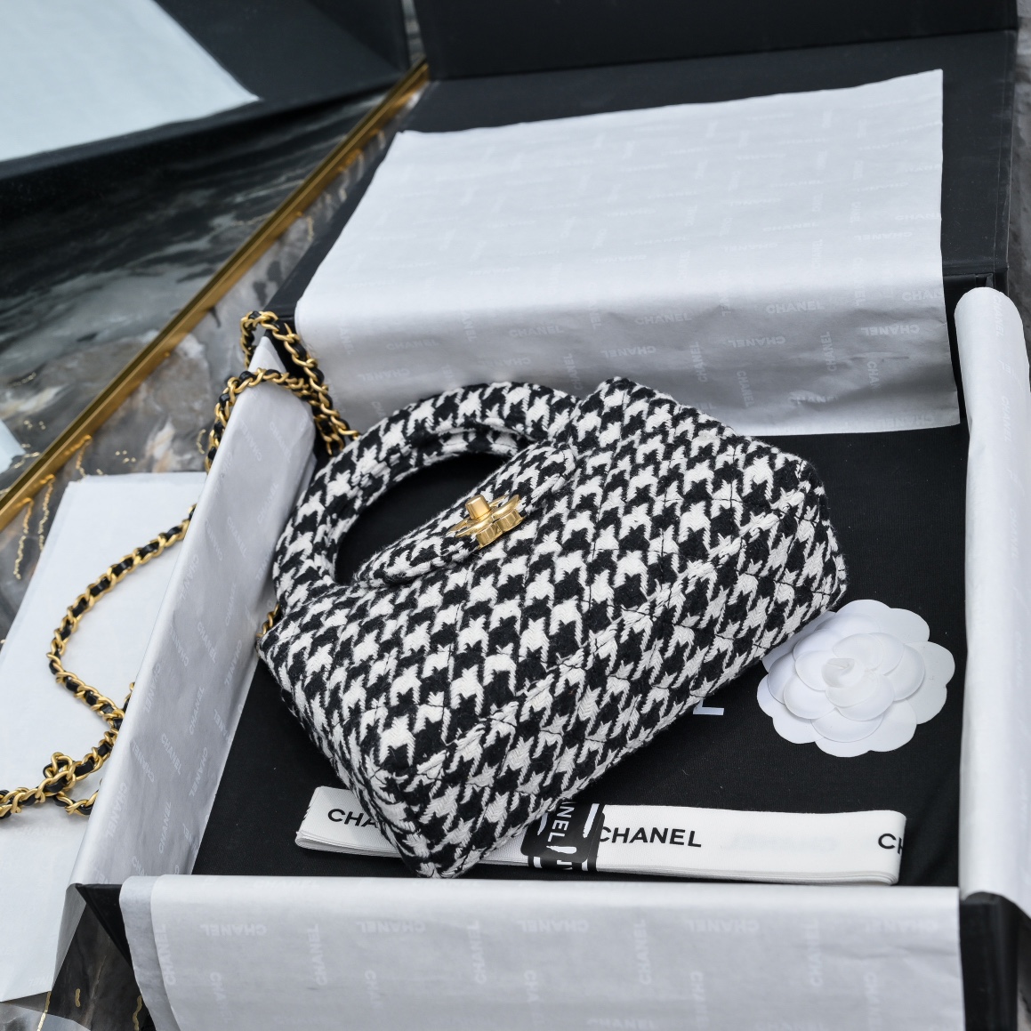 CHANEL 24A Kelly handle bag Thousands of birds tweed fashion is a reincarnation of the big hit vintage kelly was redesigned by Chanel revitalization vintage Kelly to the classic handle hand raised in the name of the base plus leather through the chain shoulder strap subversion of the traditional more casual and convenient Size 13-19-7 full set of packaging - high imitation factory