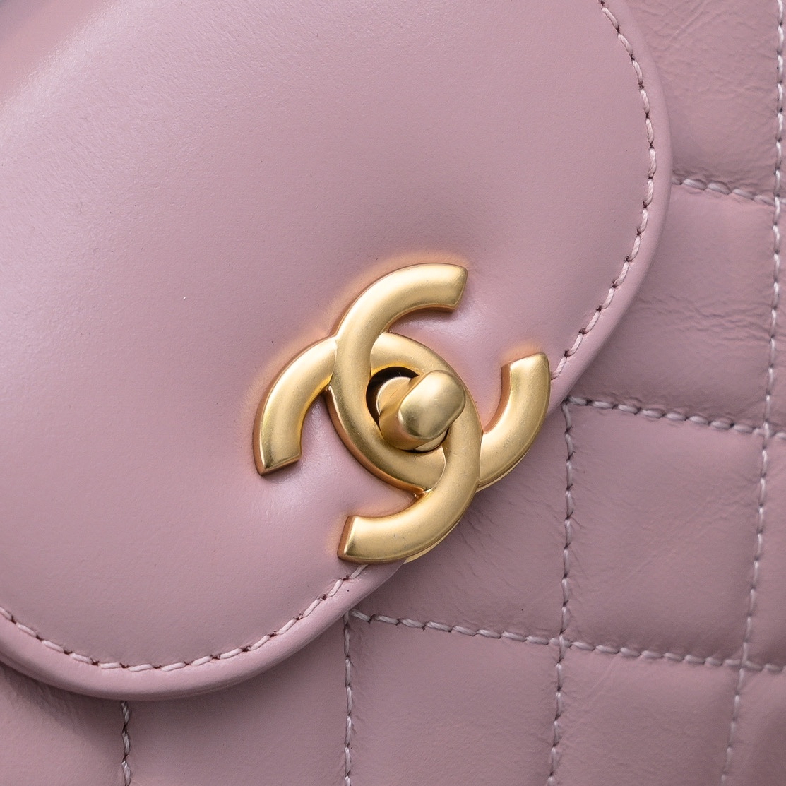CHANEL 24A Kelly handle bag Fashion is a reincarnation of the big hit vintage kelly was redesigned by Chanel revitalization of vintage Kelly to the classic handle handle name on the basis of the addition of leather through the chain shoulder strap subversion of the traditional more casual and convenient Size 13-19-7 full set of packaging - high imitation factory