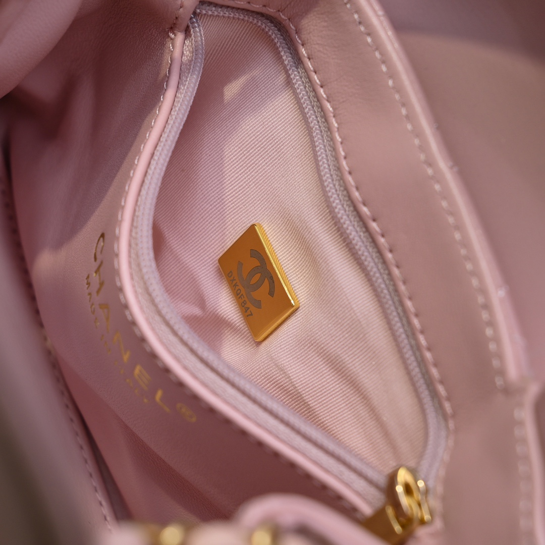 CHANEL 24A Kelly handle bag Fashion is a reincarnation of the big hit vintage kelly was redesigned by Chanel revitalization of vintage Kelly to the classic handle handle name on the basis of the addition of leather through the chain shoulder strap subversion of the traditional more casual and convenient Size 13-19-7 full set of packaging - high imitation factory