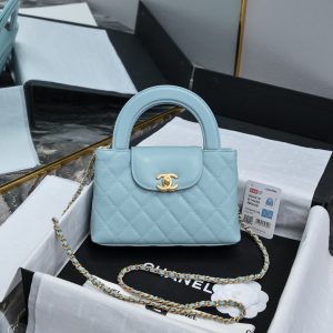 CHANEL 24A Kelly手柄包 
时尚是一个轮回大热门中古kelly被Chanel重新设计焕发生机中古Kelly以经典的手柄手提出名在基础加上皮穿链肩带颠覆传统更加随性方便  
尺寸13-19-7
全套包装-高仿包包