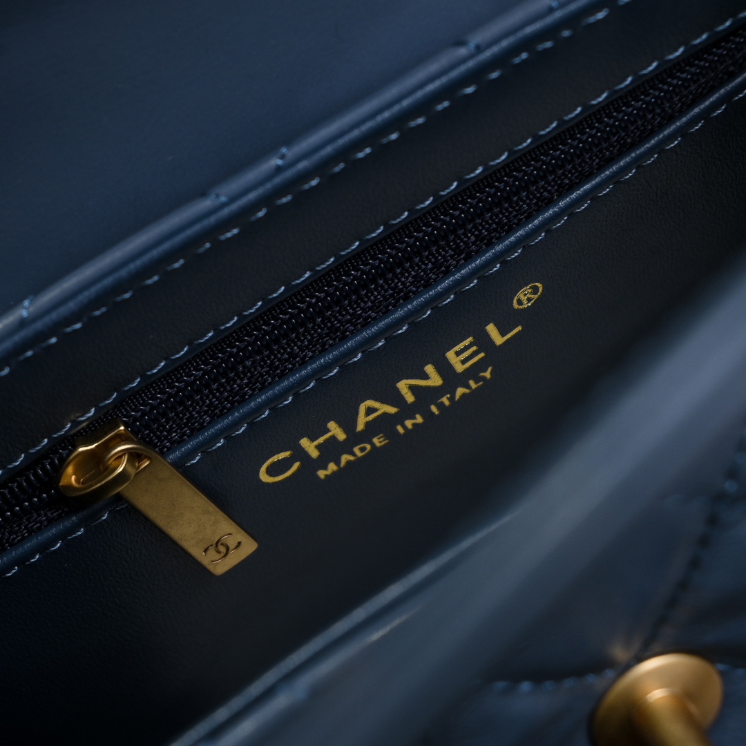 图片[8]-CHANEL 24A Kelly手柄包 
时尚是一个轮回大热门中古kelly被Chanel重新设计焕发生机中古Kelly以经典的手柄手提出名在基础加上皮穿链肩带颠覆传统更加随性方便  
尺寸13-19-7
全套包装-高仿包包