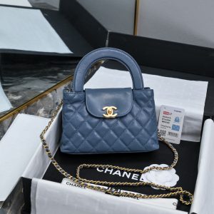 CHANEL 24A Kelly手柄包 
时尚是一个轮回大热门中古kelly被Chanel重新设计焕发生机中古Kelly以经典的手柄手提出名在基础加上皮穿链肩带颠覆传统更加随性方便  
尺寸13-19-7
全套包装-高仿包包