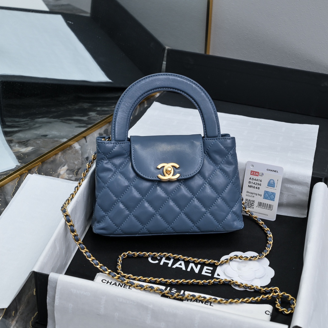 CHANEL 24A Kelly手柄包 
时尚是一个轮回大热门中古kelly被Chanel重新设计焕发生机中古Kelly以经典的手柄手提出名在基础加上皮穿链肩带颠覆传统更加随性方便  
尺寸13-19-7
全套包装-高仿包包