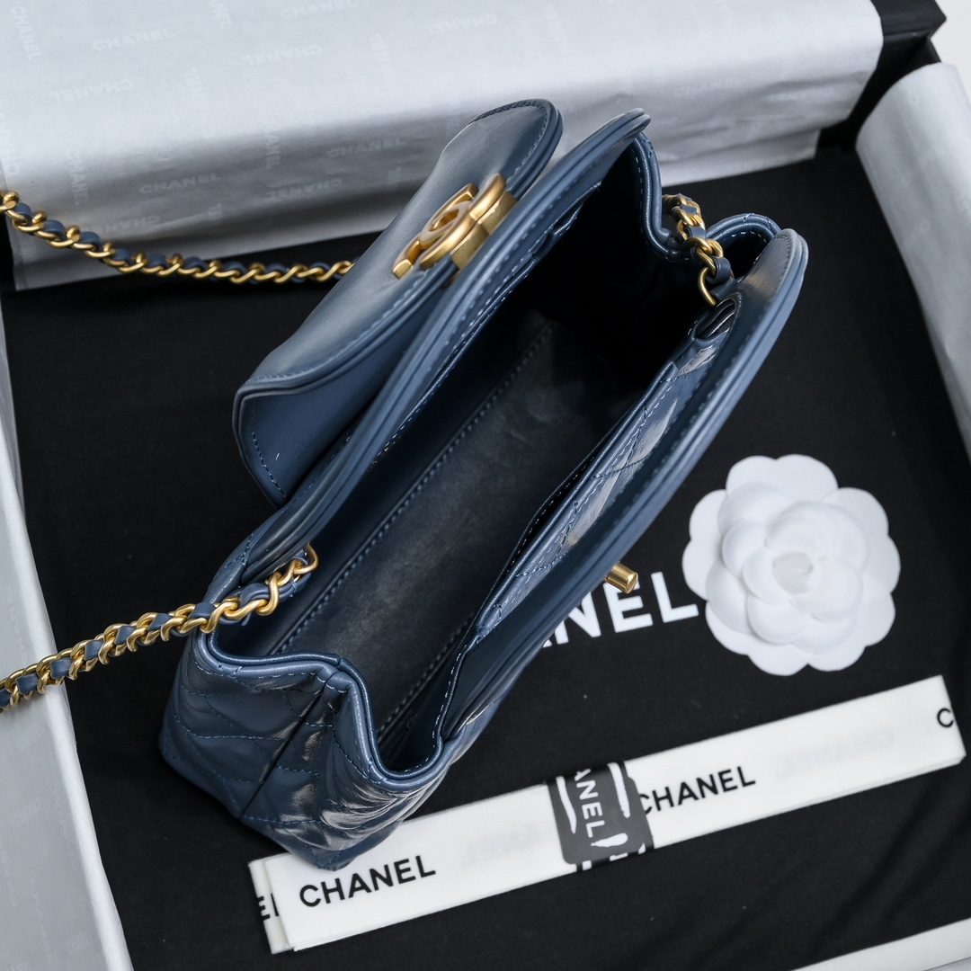 图片[7]-CHANEL 24A Kelly手柄包 
时尚是一个轮回大热门中古kelly被Chanel重新设计焕发生机中古Kelly以经典的手柄手提出名在基础加上皮穿链肩带颠覆传统更加随性方便  
尺寸13-19-7
全套包装-高仿包包