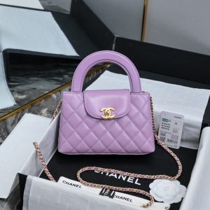 CHANEL 24A Kelly手柄包 
时尚是一个轮回大热门中古kelly被Chanel重新设计焕发生机中古Kelly以经典的手柄手提出名在基础加上皮穿链肩带颠覆传统更加随性方便  
尺寸13-19-7
全套包装-高仿包包