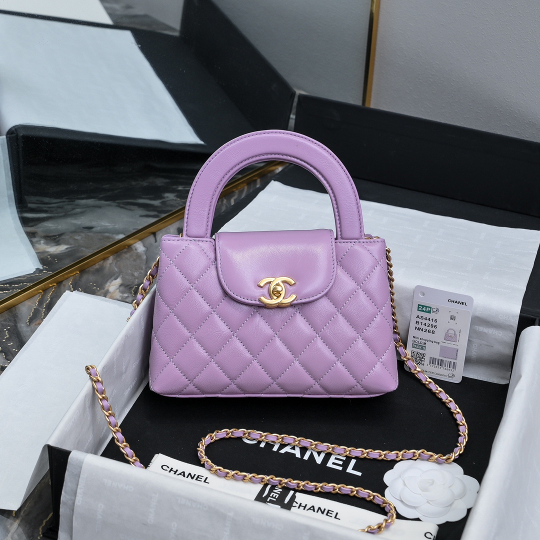 CHANEL 24A Kelly手柄包 
时尚是一个轮回大热门中古kelly被Chanel重新设计焕发生机中古Kelly以经典的手柄手提出名在基础加上皮穿链肩带颠覆传统更加随性方便  
尺寸13-19-7
全套包装-高仿包包