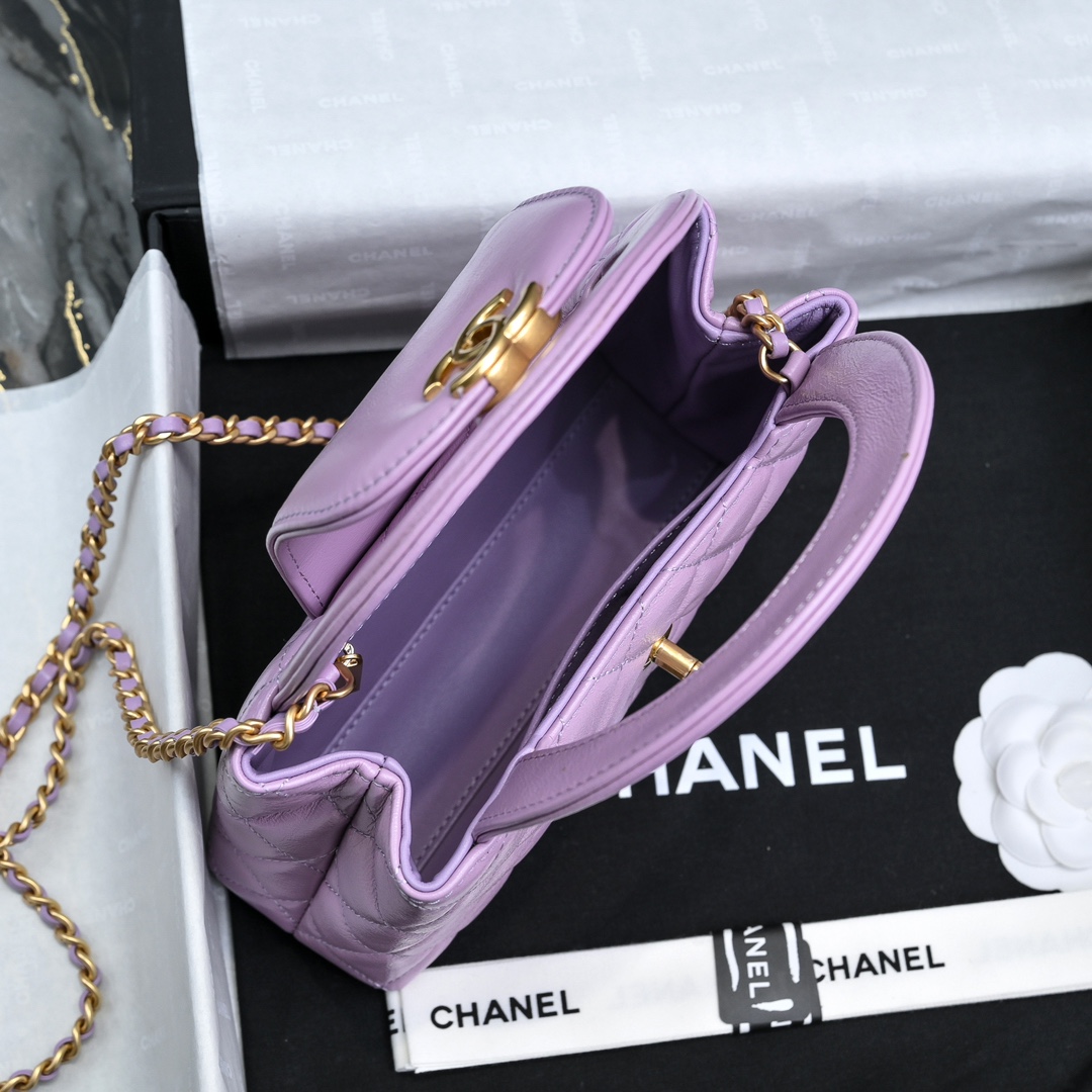 图片[7]-CHANEL 24A Kelly手柄包 
时尚是一个轮回大热门中古kelly被Chanel重新设计焕发生机中古Kelly以经典的手柄手提出名在基础加上皮穿链肩带颠覆传统更加随性方便  
尺寸13-19-7
全套包装-高仿包包