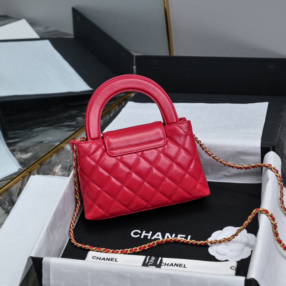 CHANEL 24A Kelly handle bag Fashion is a reincarnation of the big hit vintage kelly was redesigned by Chanel revitalization of vintage Kelly to the classic handle handle name on the basis of the addition of leather through the chain shoulder strap subversion of the traditional more casual and convenient Size 13-19-7 full set of packaging - high imitation factory