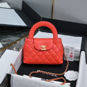 CHANEL 24A Kelly手柄包 
时尚是一个轮回大热门中古kelly被Chanel重新设计焕发生机中古Kelly以经典的手柄手提出名在基础加上皮穿链肩带颠覆传统更加随性方便  
尺寸13-19-7
全套包装-高仿包包