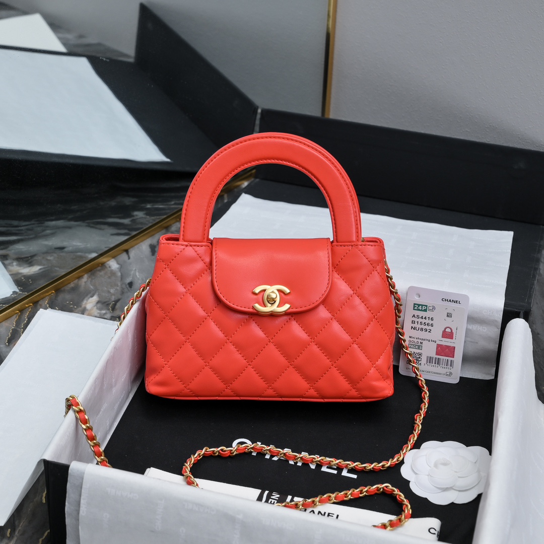 CHANEL 24A Kelly手柄包 
时尚是一个轮回大热门中古kelly被Chanel重新设计焕发生机中古Kelly以经典的手柄手提出名在基础加上皮穿链肩带颠覆传统更加随性方便  
尺寸13-19-7
全套包装-高仿包包