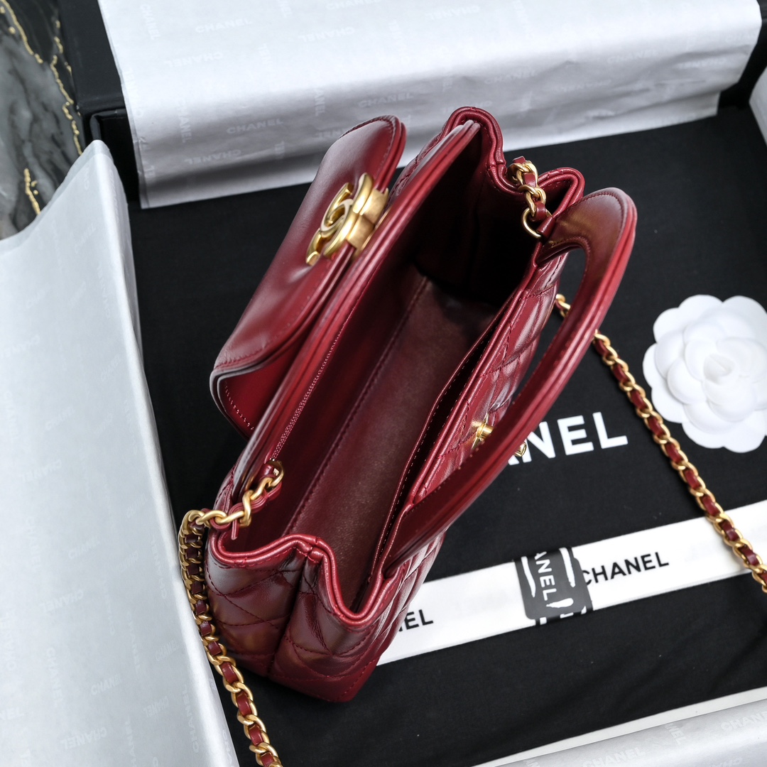 图片[7]-CHANEL 24A Kelly手柄包 
时尚是一个轮回大热门中古kelly被Chanel重新设计焕发生机中古Kelly以经典的手柄手提出名在基础加上皮穿链肩带颠覆传统更加随性方便  
尺寸13-19-7
全套包装-高仿包包