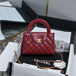 CHANEL 24A Kelly手柄包 
时尚是一个轮回大热门中古kelly被Chanel重新设计焕发生机中古Kelly以经典的手柄手提出名在基础加上皮穿链肩带颠覆传统更加随性方便  
尺寸13-19-7
全套包装-高仿包包