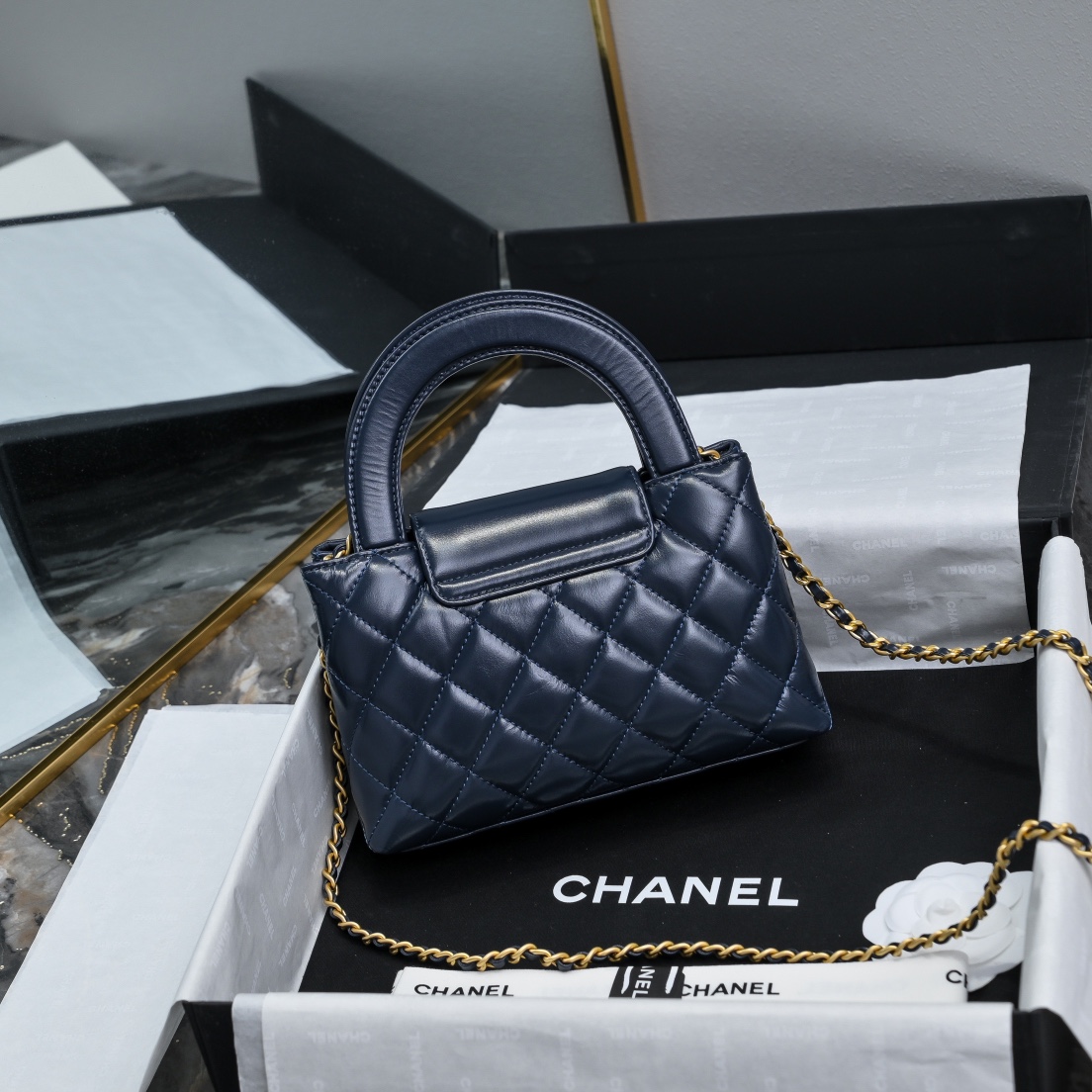 图片[2]-CHANEL 24A Kelly手柄包 
时尚是一个轮回大热门中古kelly被Chanel重新设计焕发生机中古Kelly以经典的手柄手提出名在基础加上皮穿链肩带颠覆传统更加随性方便  
尺寸13-19-7
全套包装-高仿包包