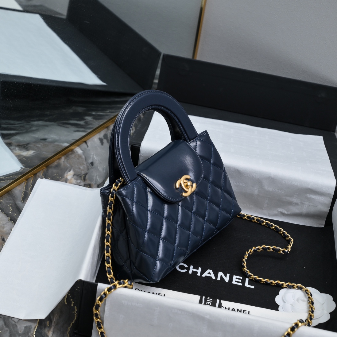 图片[3]-CHANEL 24A Kelly手柄包 
时尚是一个轮回大热门中古kelly被Chanel重新设计焕发生机中古Kelly以经典的手柄手提出名在基础加上皮穿链肩带颠覆传统更加随性方便  
尺寸13-19-7
全套包装-高仿包包