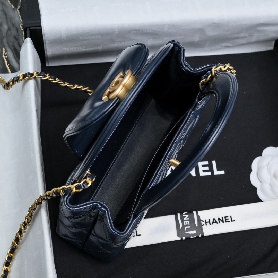 图片[7]-CHANEL 24A Kelly手柄包 
时尚是一个轮回大热门中古kelly被Chanel重新设计焕发生机中古Kelly以经典的手柄手提出名在基础加上皮穿链肩带颠覆传统更加随性方便  
尺寸13-19-7
全套包装-高仿包包