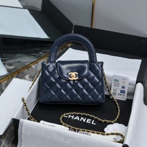 CHANEL 24A Kelly手柄包 
时尚是一个轮回大热门中古kelly被Chanel重新设计焕发生机中古Kelly以经典的手柄手提出名在基础加上皮穿链肩带颠覆传统更加随性方便  
尺寸13-19-7
全套包装-高仿包包