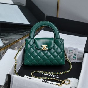 CHANEL 24A Kelly手柄包 
时尚是一个轮回大热门中古kelly被Chanel重新设计焕发生机中古Kelly以经典的手柄手提出名在基础加上皮穿链肩带颠覆传统更加随性方便  
尺寸13-19-7
全套包装-高仿包包