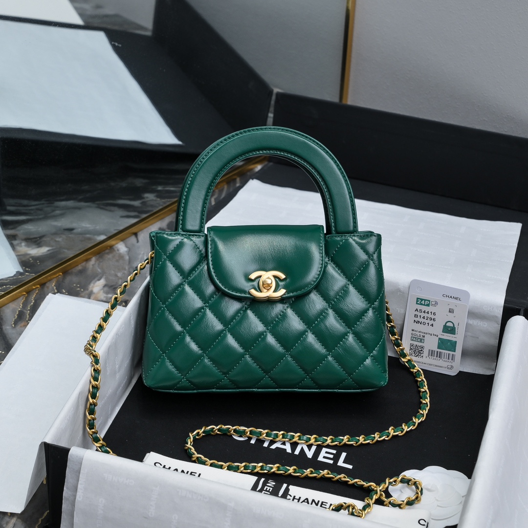 CHANEL 24A Kelly手柄包 
时尚是一个轮回大热门中古kelly被Chanel重新设计焕发生机中古Kelly以经典的手柄手提出名在基础加上皮穿链肩带颠覆传统更加随性方便  
尺寸13-19-7
全套包装-高仿包包