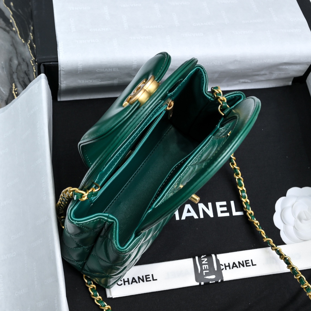 图片[7]-CHANEL 24A Kelly手柄包 
时尚是一个轮回大热门中古kelly被Chanel重新设计焕发生机中古Kelly以经典的手柄手提出名在基础加上皮穿链肩带颠覆传统更加随性方便  
尺寸13-19-7
全套包装-高仿包包