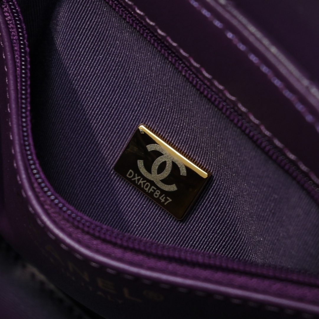 CHANEL 24A Kelly handle bag Fashion is a reincarnation of the big hit vintage kelly was redesigned by Chanel revitalization of vintage Kelly to the classic handle handle name on the basis of the addition of leather through the chain shoulder strap subversion of the traditional more casual and convenient Size 13-19-7 full set of packaging - high imitation factory