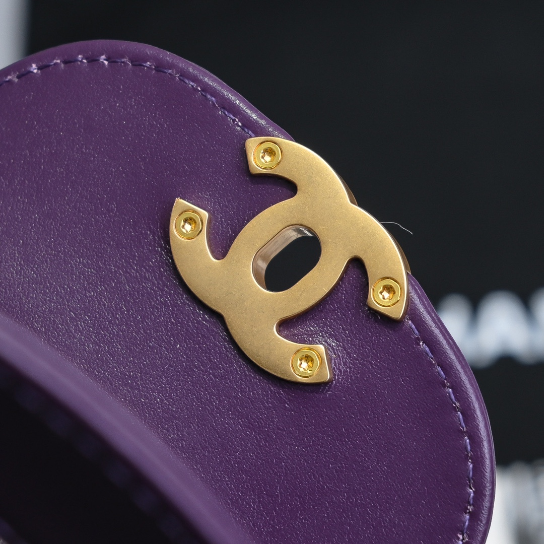 CHANEL 24A Kelly handle bag Fashion is a reincarnation of the big hit vintage kelly was redesigned by Chanel revitalization of vintage Kelly to the classic handle handle name on the basis of the addition of leather through the chain shoulder strap subversion of the traditional more casual and convenient Size 13-19-7 full set of packaging - high imitation factory