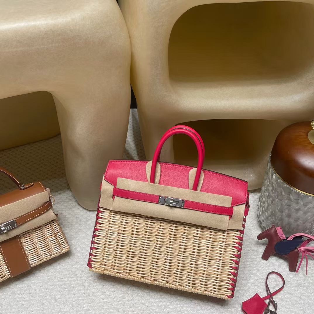 Birkin picnic picnic bag picnic the most luxurious equipment to make people fall in love with the bamboo bag Compared with other materials of the bag, this bamboo more 🈶️ vacation cozy feeling not only through the fashionable atmosphere, but also a unique charm!90 raspberry silver buckle-high replica bags