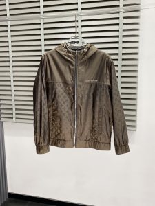 P950 Louis Vuitton路易威登💥独家专供最新时尚春秋连帽夹克经典设计感与颜值爆棚的外套品质更是无法挑剔品控可以直接入手不容过错的高端臻品！通过细节图片便可感受到它强悍的气场聚温保暖效果显著完全不用担心会有一点寒意！时尚与功能性兼备整款显得更加的奢华大气！
尺码：M-3XL-高仿包包