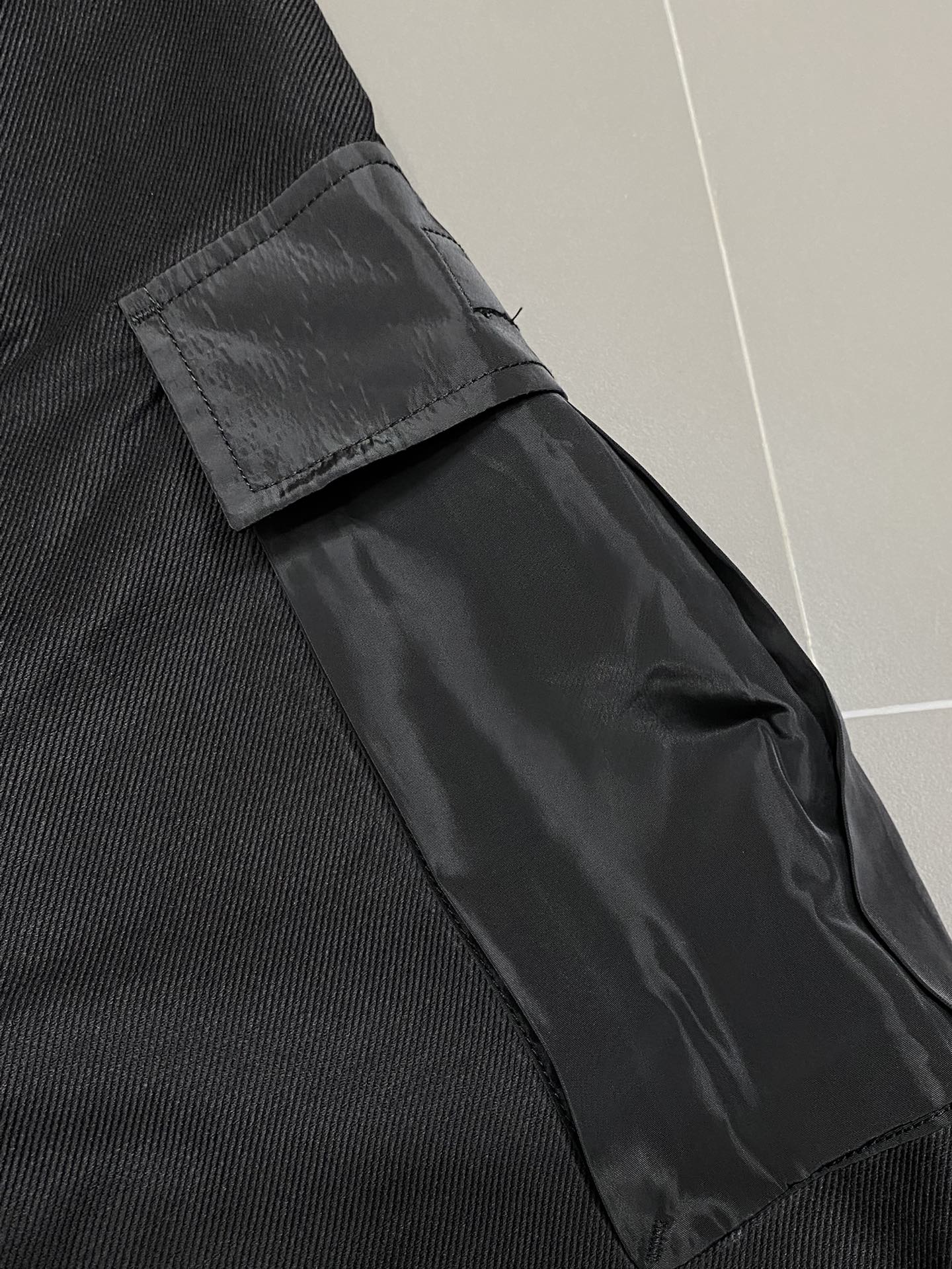 P590 Prada Prada 💥 Exclusive exclusive new fall and winter casual pants High-end version! Counter customized fabric Breathable comfort high impeccable details brand elements design concept reflects high quality feel delicate and soft! Presenting casual tailoring on the body shape is superb! Yardage: M-3XL