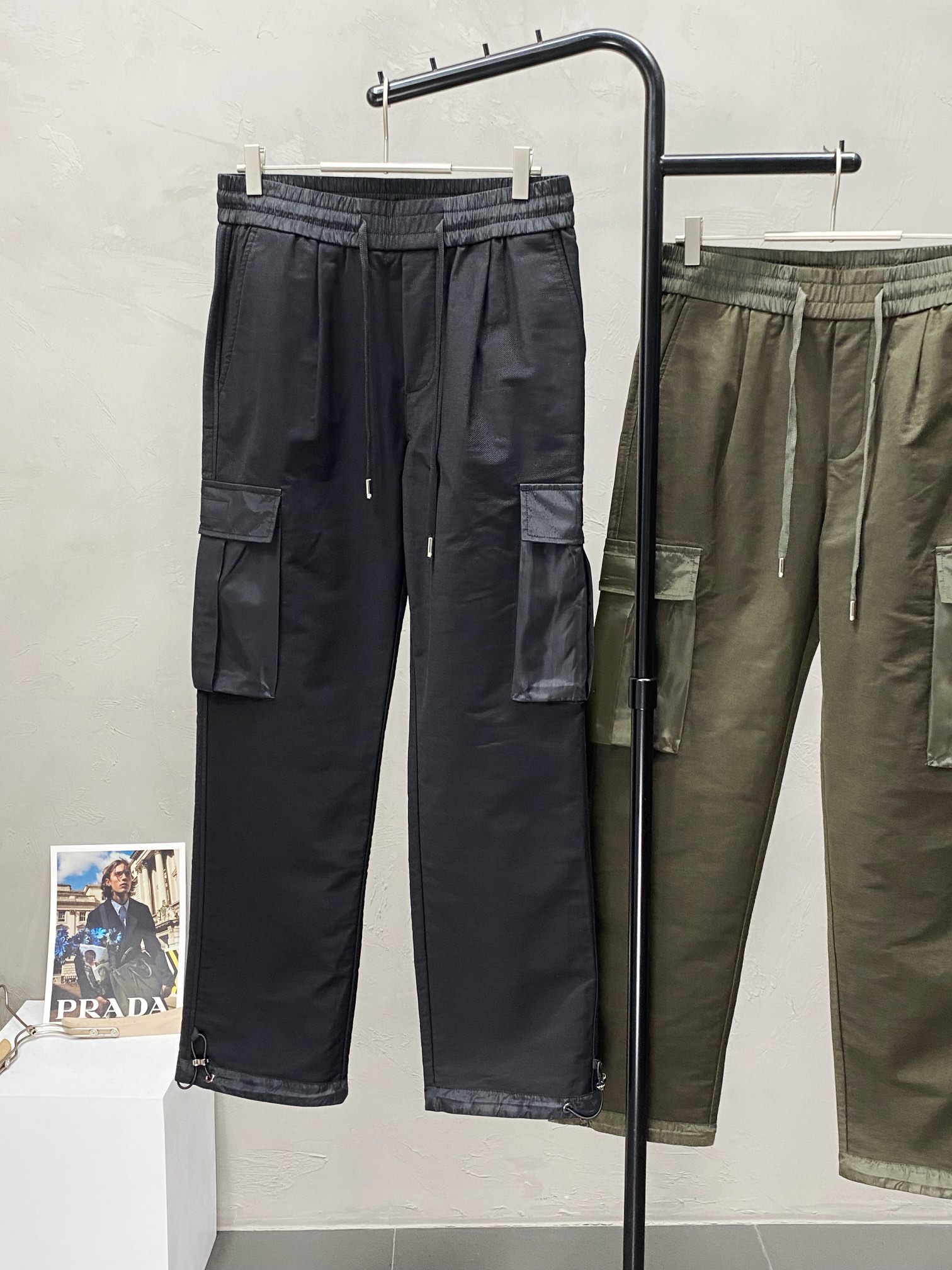 P590 Prada Prada 💥 Exclusive exclusive new fall and winter casual pants High-end version! Counter customized fabric Breathable comfort high impeccable details brand elements design concept reflects high quality feel delicate and soft! Presenting casual tailoring on the body shape is superb! Yardage: M-3XL