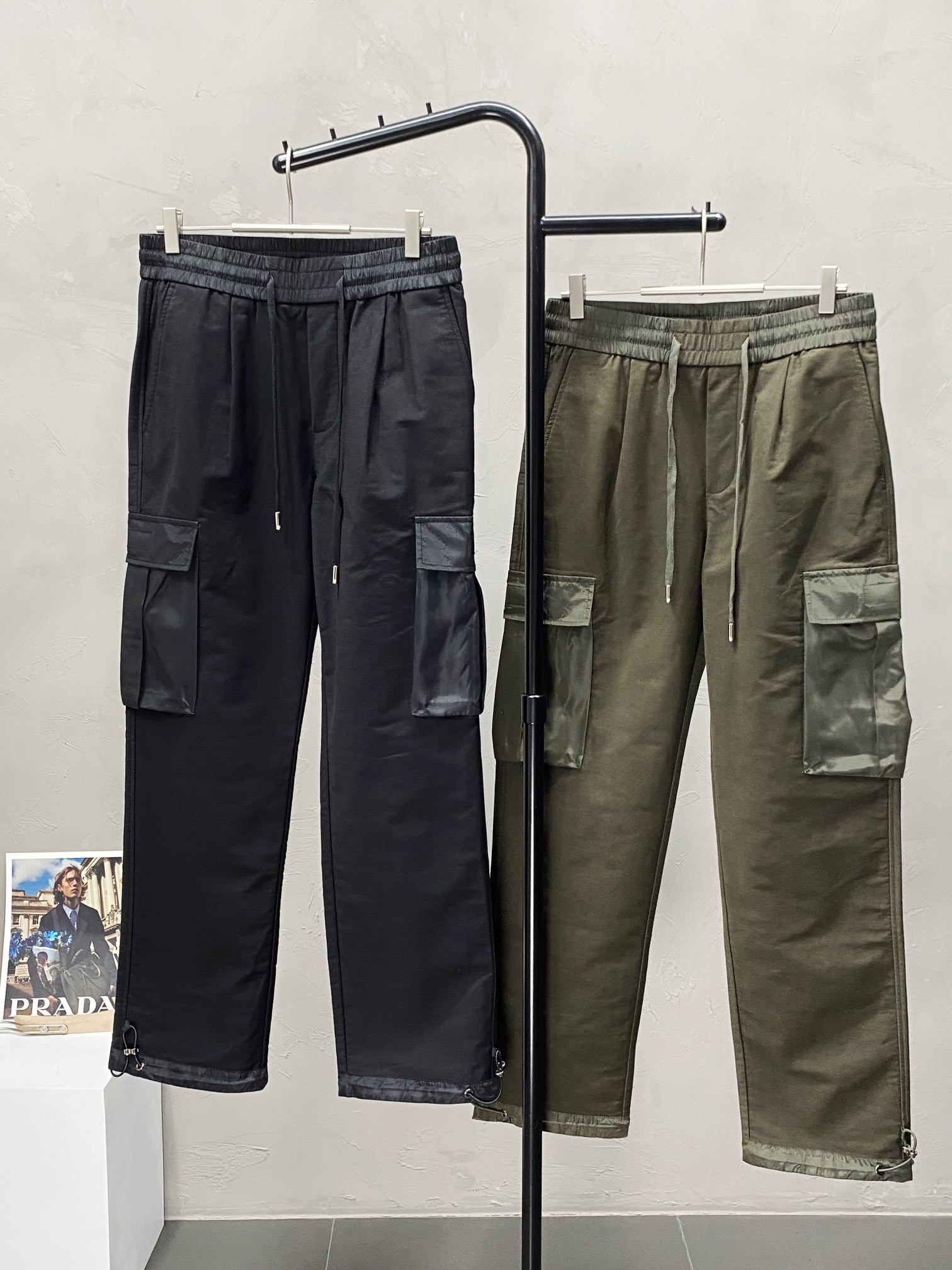 P590 Prada Prada 💥 Exclusive exclusive new fall and winter casual pants High-end version! Counter customized fabric Breathable comfort high impeccable details brand elements design concept reflects high quality feel delicate and soft! Presenting casual tailoring on the body shape is superb! Yardage: M-3XL