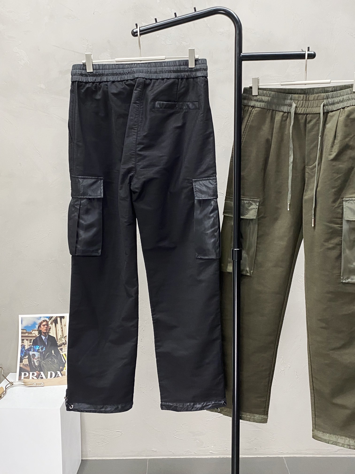 P590 Prada Prada 💥 Exclusive exclusive new fall and winter casual pants High-end version! Counter customized fabric Breathable comfort high impeccable details brand elements design concept reflects high quality feel delicate and soft! Presenting casual tailoring on the body shape is superb! Yardage: M-3XL