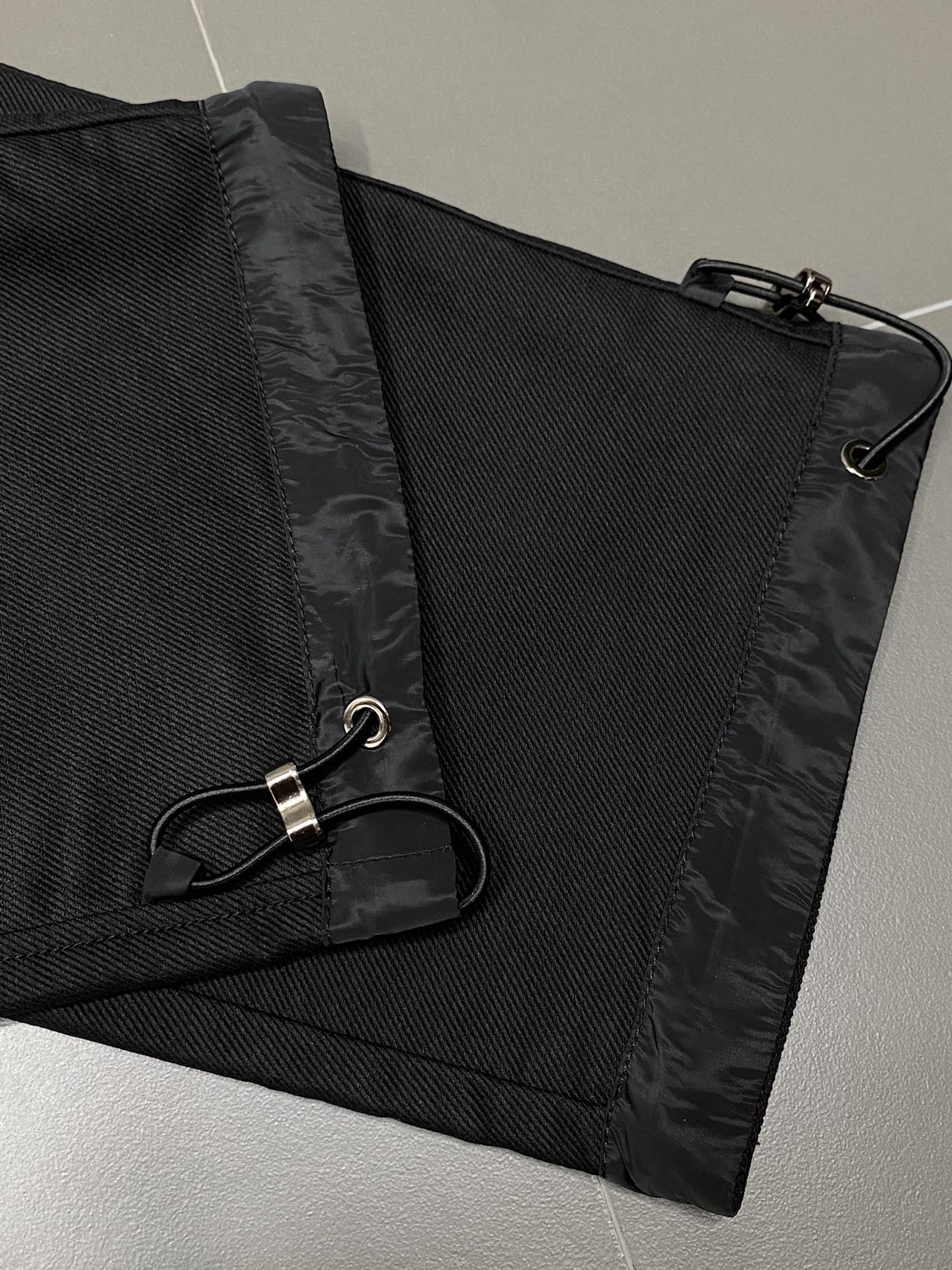 P590 Prada Prada 💥 Exclusive exclusive new fall and winter casual pants High-end version! Counter customized fabric Breathable comfort high impeccable details brand elements design concept reflects high quality feel delicate and soft! Presenting casual tailoring on the body shape is superb! Yardage: M-3XL