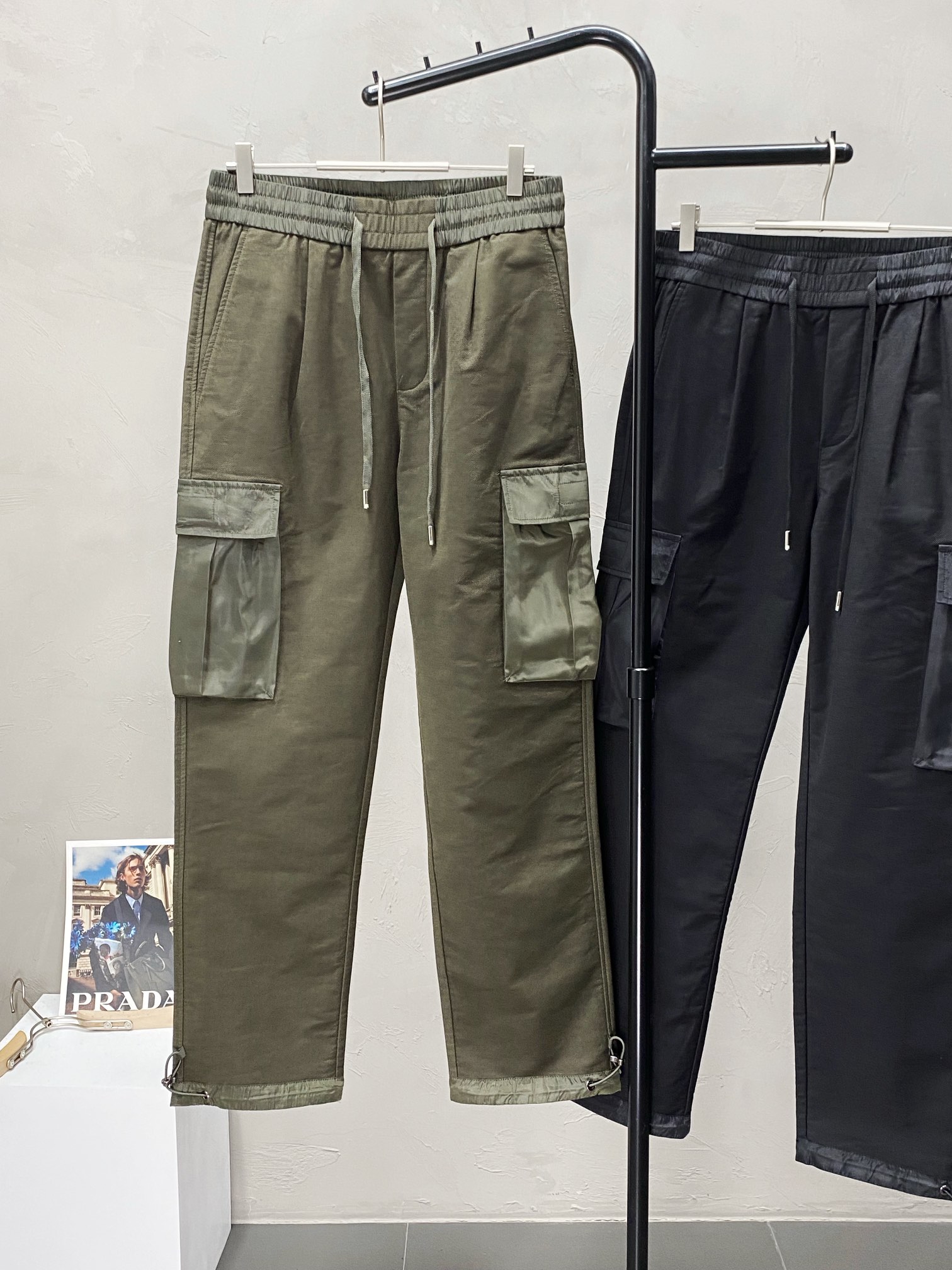 P590 Prada Prada 💥 Exclusive exclusive new fall and winter casual pants High-end version! Counter customized fabric Breathable comfort high impeccable details brand elements design concept reflects high quality feel delicate and soft! Presenting casual tailoring on the body shape is superb! Yardage: M-3XL