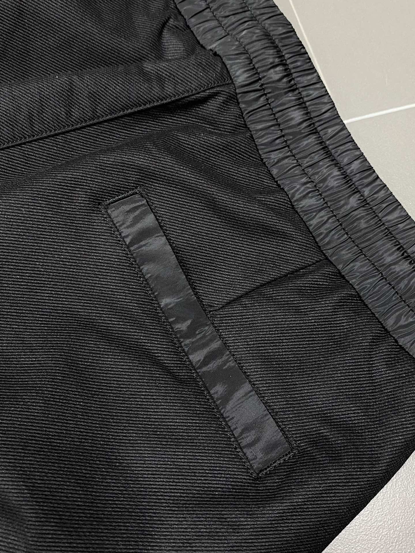 P590 Prada Prada 💥 Exclusive exclusive new fall and winter casual pants High-end version! Counter customized fabric Breathable comfort high impeccable details brand elements design concept reflects high quality feel delicate and soft! Presenting casual tailoring on the body shape is superb! Yardage: M-3XL