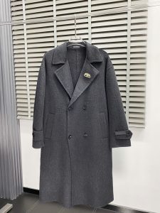 P2400长款大衣-Balenciga巴黎世家💥独家专供新款男士西服羊羔绒大衣🧥外套 ✨渠道特供 高端货✨官网柜台同步 简约经典大爆款简洁利落又清爽商务品质做工细节经得起任何形式检验绝对大厂代工出品 呈现一种焕然一新赋予你与众不同的上身体验！均经过严格的挑选工序原版定制纽扣简约大方百搭款 上身优雅帅气焕然一新的即视感！品相无敌细节都很到位上身不挑人必入的自留款码数S-2XL（偏大）-高仿包包