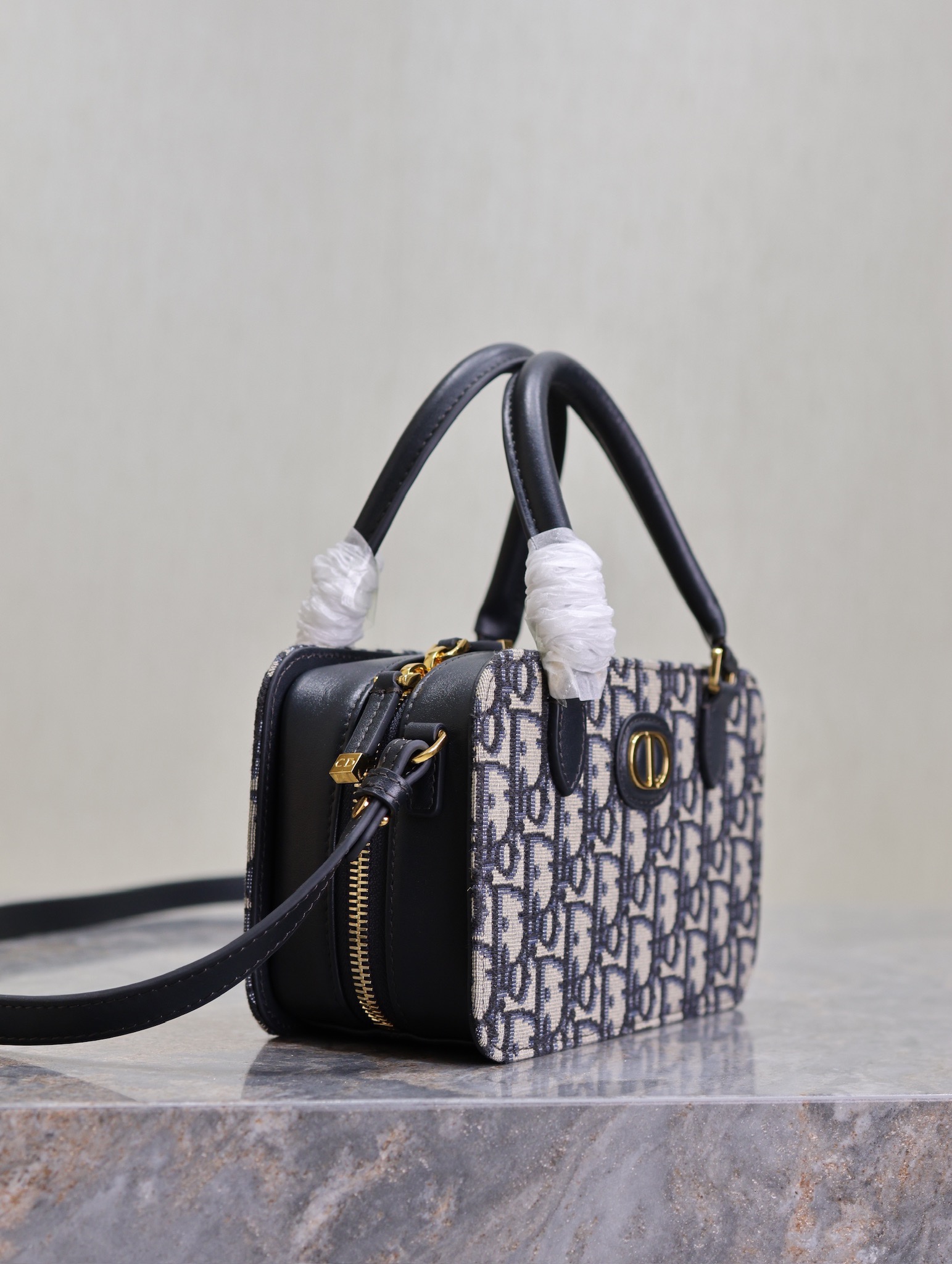 💯 DIOR 2024 Winter Mini Square Bag "Blue Cloth" This Montaigne 30 series mini doctor's bag is a new product for winter 2024 with triangular lining sewn on to present a sturdy design that is stylish and modern without losing its practicality.Crafted in blue aged fabric, the interior can store a variety of daily necessities and features a removable mirror engraved with the CD logo.With the top handle and adjustable leather strap, it can be carried by hand or on the shoulder.The bag is made from a variety of materials, such as leather, fabric, leather and leather. Shoulder strap can be carried by hand or over the shoulder p1260 Model: 3302 Size: 20 X 11.5 X 7 cm (L × H × W)-High-fashion factory
