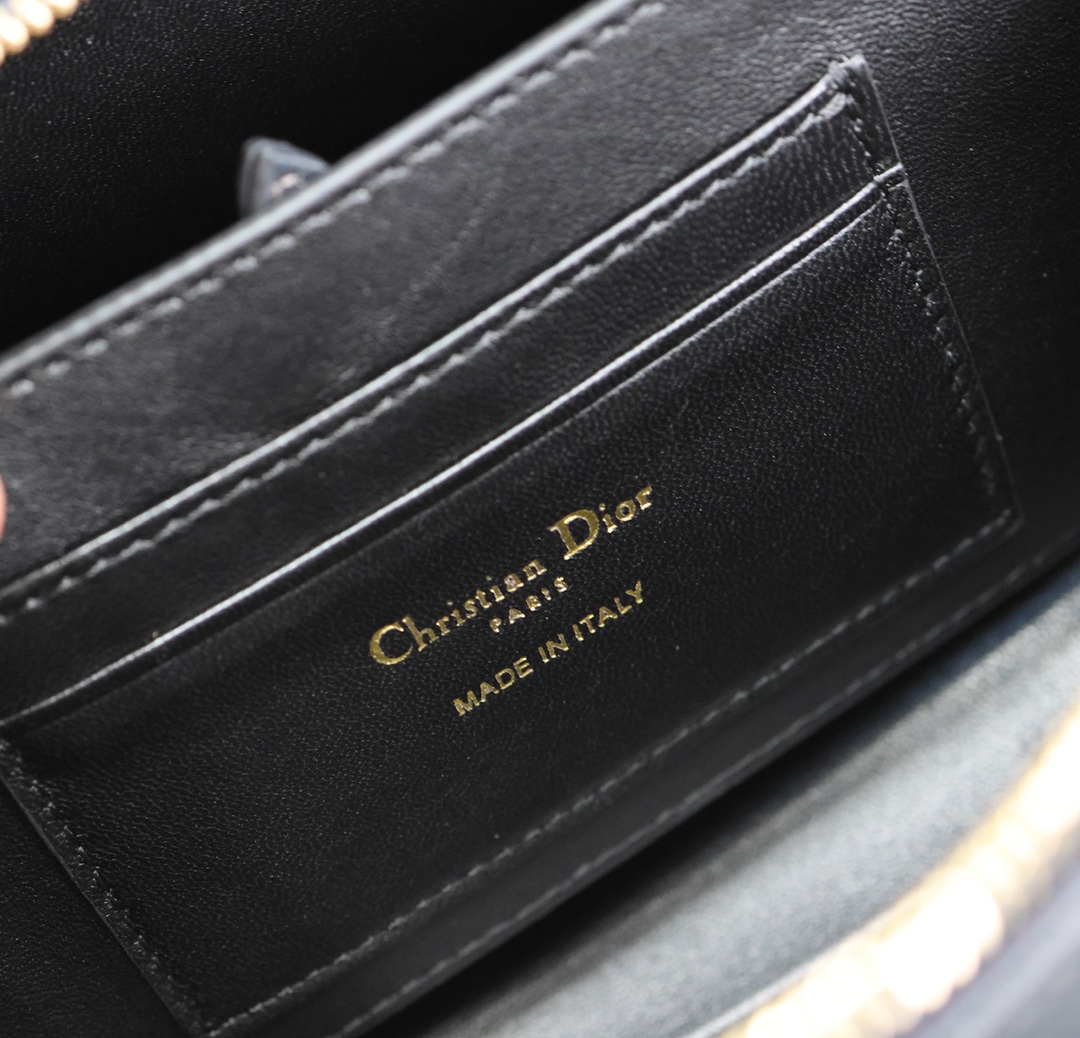 💯 DIOR 2024 Winter Mini Square Bag "Blue Cloth" This Montaigne 30 series mini doctor's bag is a new product for winter 2024 with triangular lining sewn on to present a sturdy design that is stylish and modern without losing its practicality.Crafted in blue aged fabric, the interior can store a variety of daily necessities and features a removable mirror engraved with the CD logo.With the top handle and adjustable leather strap, it can be carried by hand or on the shoulder.The bag is made from a variety of materials, such as leather, fabric, leather and leather. Shoulder strap can be carried by hand or over the shoulder p1260 Model: 3302 Size: 20 X 11.5 X 7 cm (L × H × W)-High-fashion factory