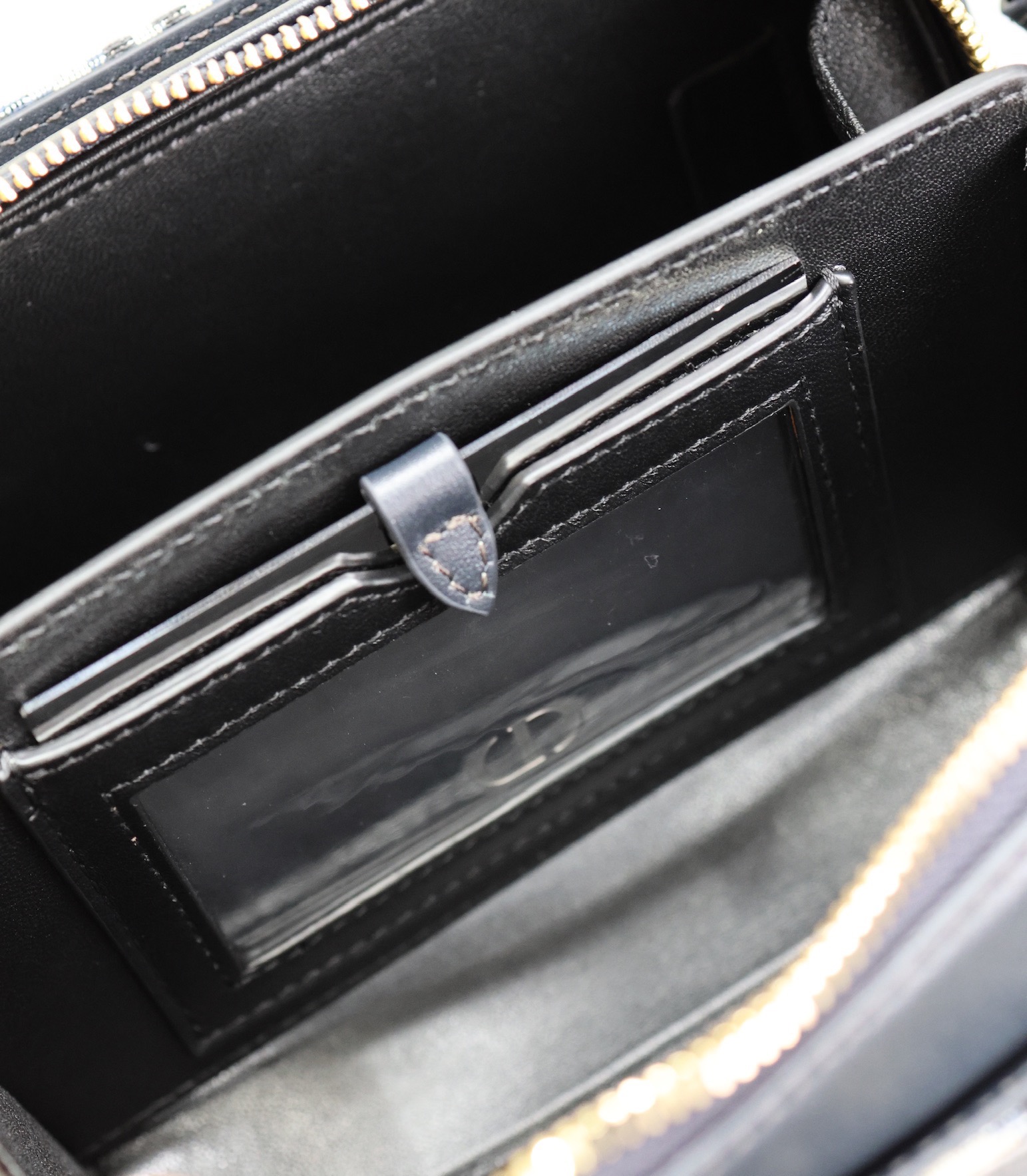 💯 DIOR 2024 Winter Mini Square Bag "Blue Cloth" This Montaigne 30 series mini doctor's bag is a new product for winter 2024 with triangular lining sewn on to present a sturdy design that is stylish and modern without losing its practicality.Crafted in blue aged fabric, the interior can store a variety of daily necessities and features a removable mirror engraved with the CD logo.With the top handle and adjustable leather strap, it can be carried by hand or on the shoulder.The bag is made from a variety of materials, such as leather, fabric, leather and leather. Shoulder strap can be carried by hand or over the shoulder p1260 Model: 3302 Size: 20 X 11.5 X 7 cm (L × H × W)-High-fashion factory