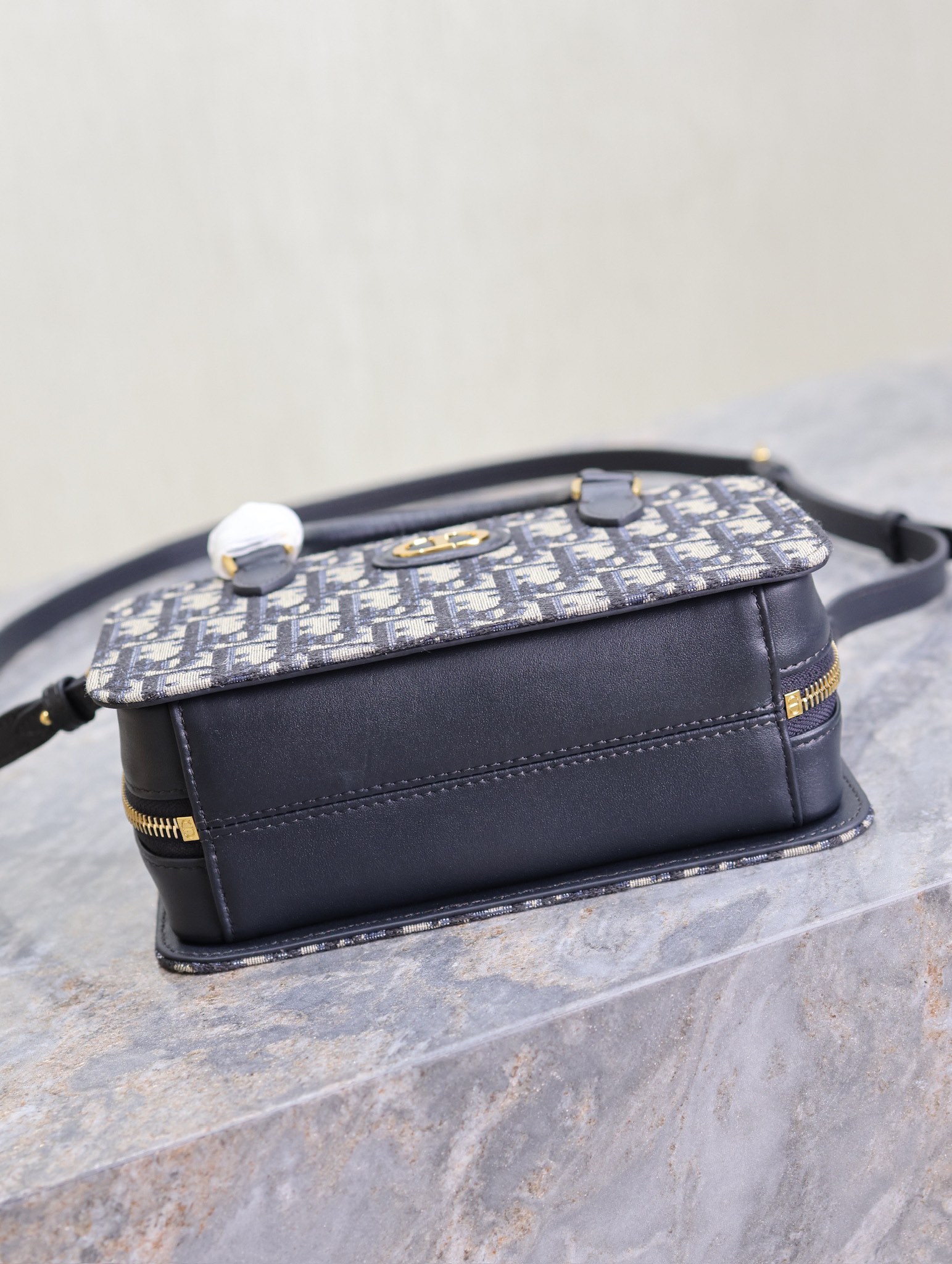 💯 DIOR 2024 Winter Mini Square Bag "Blue Cloth" This Montaigne 30 series mini doctor's bag is a new product for winter 2024 with triangular lining sewn on to present a sturdy design that is stylish and modern without losing its practicality.Crafted in blue aged fabric, the interior can store a variety of daily necessities and features a removable mirror engraved with the CD logo.With the top handle and adjustable leather strap, it can be carried by hand or on the shoulder.The bag is made from a variety of materials, such as leather, fabric, leather and leather. Shoulder strap can be carried by hand or over the shoulder p1260 Model: 3302 Size: 20 X 11.5 X 7 cm (L × H × W)-High-fashion factory