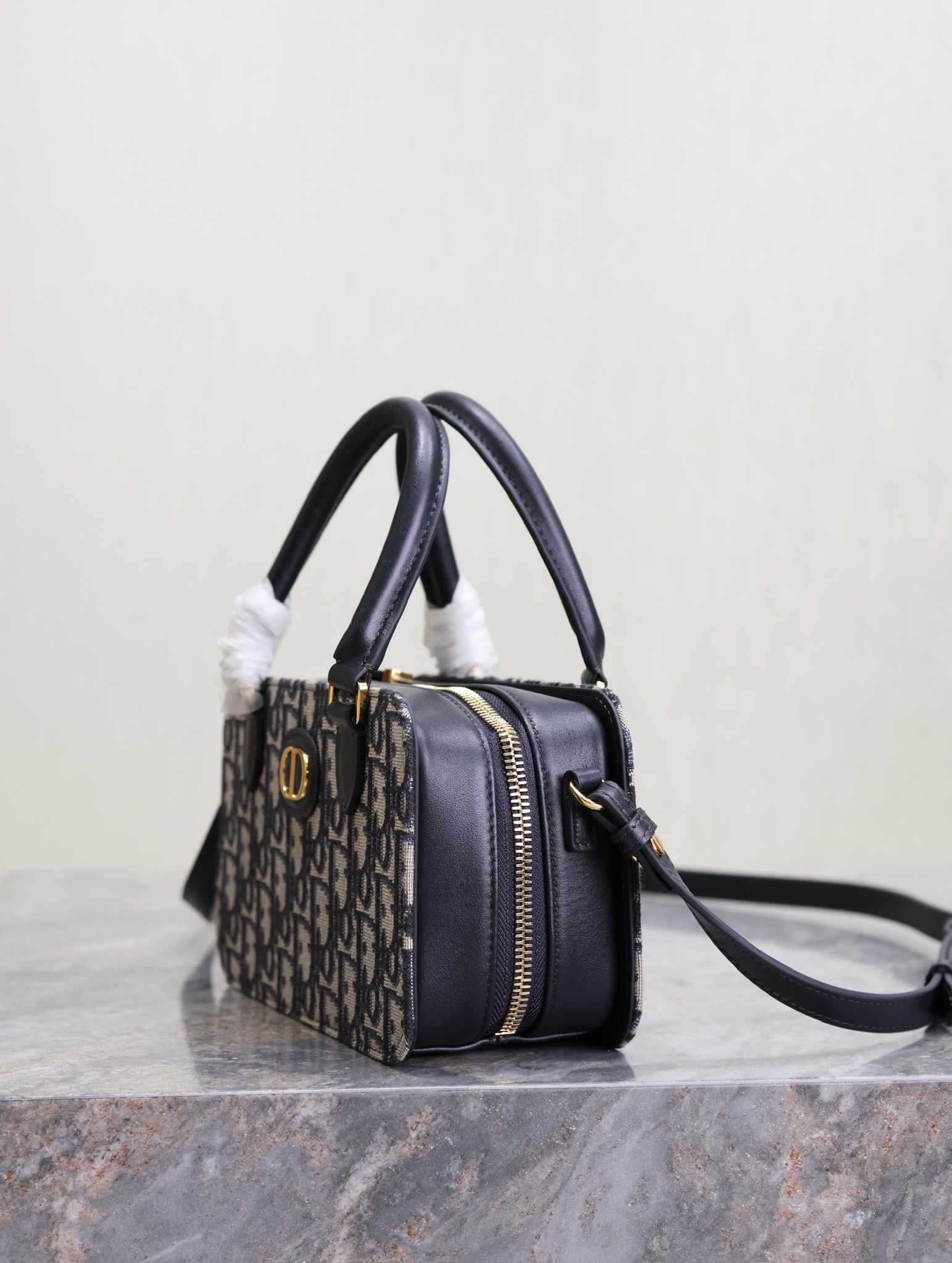 💯 DIOR 2024 Winter Mini Square Bag "Blue Cloth" This Montaigne 30 series mini doctor's bag is a new product for winter 2024 with triangular lining sewn on to present a sturdy design that is stylish and modern without losing its practicality.Crafted in blue aged fabric, the interior can store a variety of daily necessities and features a removable mirror engraved with the CD logo.With the top handle and adjustable leather strap, it can be carried by hand or on the shoulder.The bag is made from a variety of materials, such as leather, fabric, leather and leather. Shoulder strap can be carried by hand or over the shoulder p1260 Model: 3302 Size: 20 X 11.5 X 7 cm (L × H × W)-High-fashion factory